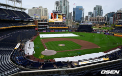 [사진]방수포 걷고 경기 준비중인 펫코파크