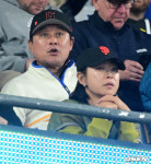 [사진]이종범 코치, '아내와 함께 오늘도 아들 이정후 응원'