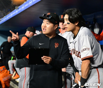 [사진]이정후, 통역 한동희가 있어 든든