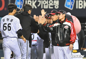 [사진]염경엽 감독,'손주영! 투구수 관리 제대로 해보자'