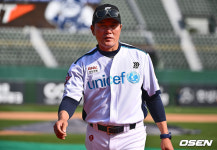 [사진] 선수들 훈련 돕는 김민호 코치