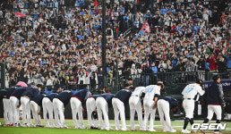 [사진] 사직 가득 메운 팬들에게 승리 감사 인사하는 롯데 선수들