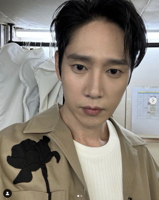 박성훈, 일본 AV 표지 SNS 게시 논란...이미지 회복 노력