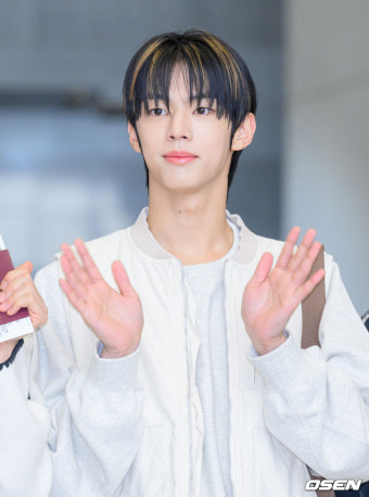 [사진]투어스 도훈,'다정한 인사'