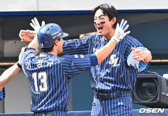 [사진] 이성규 홈런 축하 포옹하는 구자욱