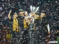 젠지, LCK 최초 4연속 우승…대망의 ‘포핏’ 달성한 젠지와 ‘쵸비’(종합 2보)