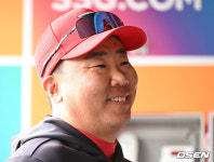 [사진]이범호 감독,'1위 질주에 미소'