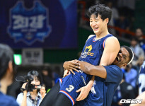 [사진] 존슨, 챔프전 진출 기쁨에 허웅 번쩍