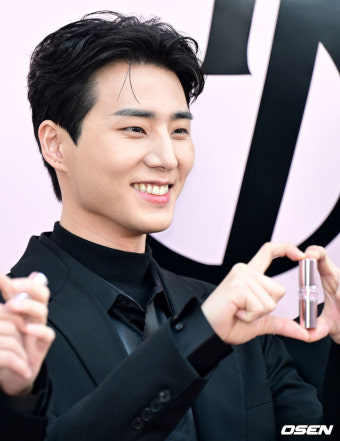 [사진]데이식스 영케이, '팬들 향한 기분 좋은 하트'