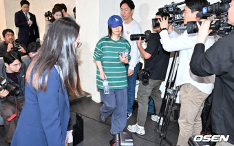 [사진]긴급기자회견 참석하는 민희진 대표