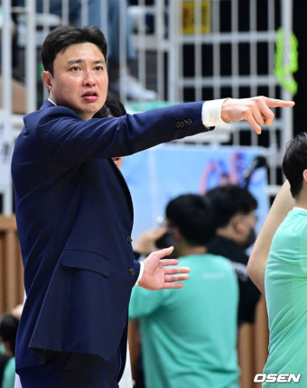 [사진]KT 송영진 감독, '홈에서 챔프 2차전 잡는다'
