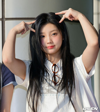 [사진]아일릿 원희, '머리숱 빽빽한 고양이'