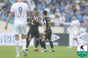 '후이즈-김훈민 연속골' 성남, 우중혈투끝에 수원삼성에 2-1 승리