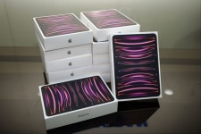 박정원 회장의 ‘야구 사랑’…두산 선수단 35명에 ‘150만원 상당’ 태블릿PC 쐈다