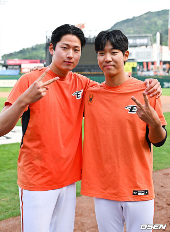 [사진]프로 데뷔 첫 선발승 거둔 조동욱,'동기 황준서와 함께'
