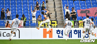 [사진] 김태현, 동점골 기쁨은 팬들과 함께