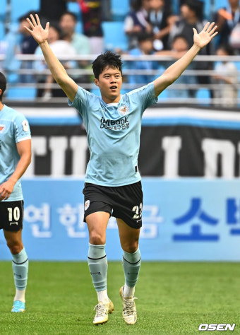 [사진] 동점골 대구 장성원, 팬 여러분 같이 즐겨요