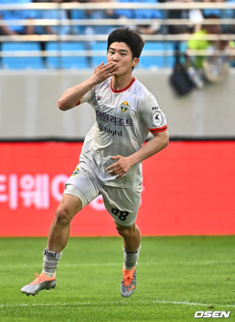 [사진] 키스 세리머니 강원 황문기, 추가시간 극적인 골