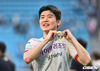 [사진] 팬들과 함께 승리 기쁨 나누는 강원 황문기