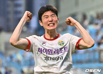[사진] 팬들과 함께 환호하는 강원 황문기, 결승골 주인공