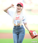 [사진]위나 원이,시구 정말 잘했죠?