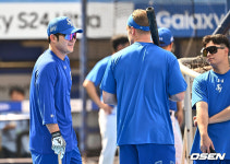 “병호야, 이렇게 은퇴하는 건 너무 아쉽다” 이강철 감독의 진심 가득한 한마디에 울컥했던 박병호 [오!쎈 대구]