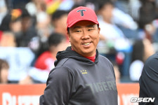 [사진] 미소 짓는 이범호 감독