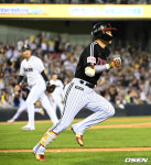 [사진]박해민,3루타 치고 질주