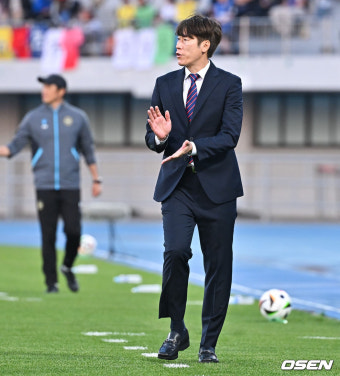 [사진]박수치는 수원FC 김은중 감독,'잘하고 있어'
