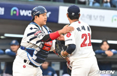 [사진] 홈쇄도 권희동 잡은 유강남, 박세웅 격려