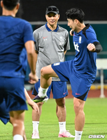 [사진]손흥민 훈련 지켜보는 김도훈 임시감독