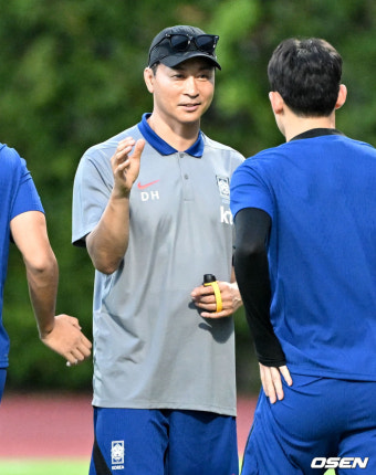 [사진]대표팀과 인사 나누는 김도훈 임시감독