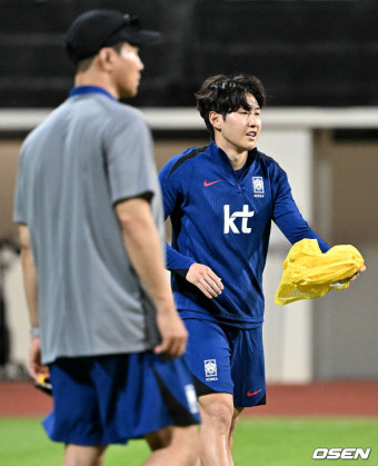 [사진]김도훈 임시감독과 훈련하는 이강인