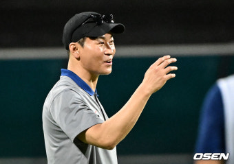 [사진]훈련 지켜보는 김도훈 임시감독