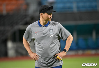 [사진]훈련 지켜보는 대표팀 김도훈 임시감독