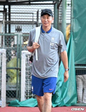 [사진]훈련장 들어서는 김도훈 임시 감독