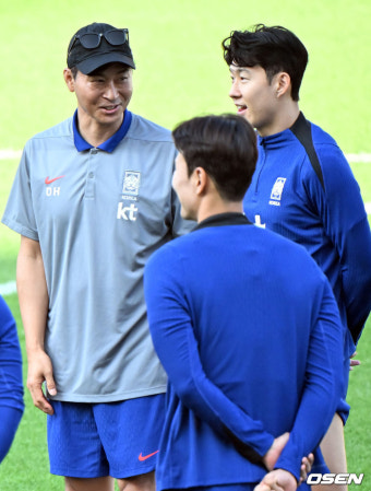 [사진]김도훈 임시 감독,'우리 캡틴 손흥민'