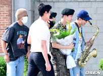 [사진]BTS 진 전역, 멤버들 뜨거운 환영에 미소