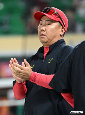 [사진]1위 탈환 이범호 감독,'선수들에게 영광을'