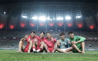 ‘벤탄쿠르 인종차별’ 뒤통수 맞은 손흥민, 국대에서 동료들과 다정한 인증샷...이런 주장을 저격했다고?