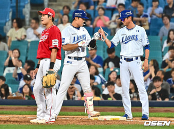 [사진] 이창용 데뷔 첫 안타 축해해
