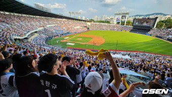 하루에 14만2660명이 야구장에…허구연 총재 웃는다, KBO 흥행 신기록 '무려 1050만 관중' 페이스