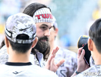 [사진]트윈스 헤어밴드를 한 LG 켈리