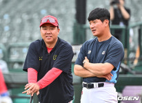 [사진] 김주찬 코치와 얘기하는 이범호 감독