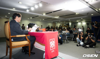 [사진]축구대표팀 홍명보 감독 내정 관련 브리핑하는 이임생 이사