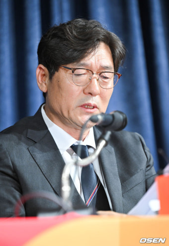 [사진]이임생 이사,'홍명보 감독 내정 관련 브리핑'