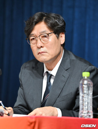 [사진]홍명보 감독 내정 관련 질문 듣는 이임생 기술이사