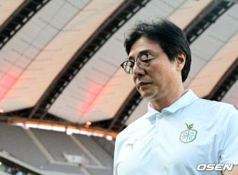 [사진]경기 준비하는 대전 황선홍 감독