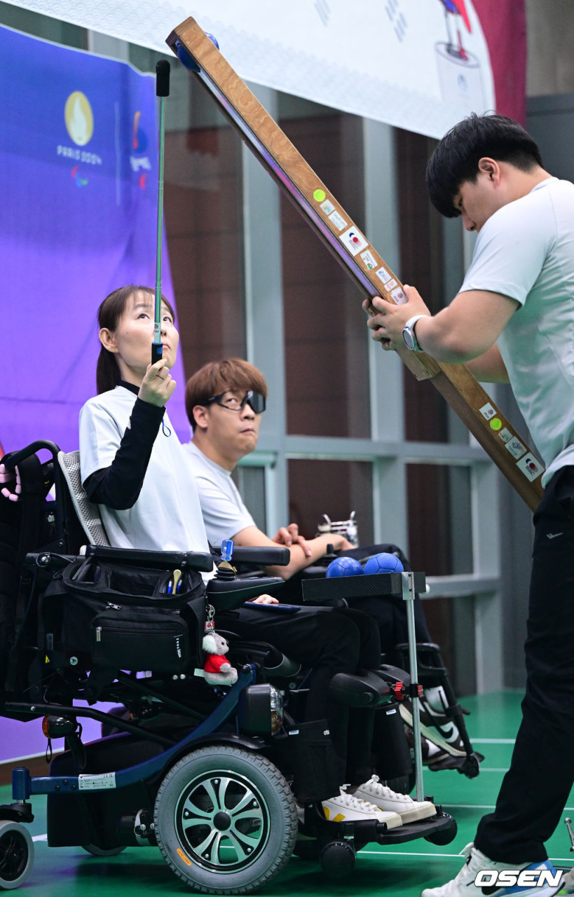 한국 선수들, 정호원과 강선희, 파리 패럴림픽 보치아 혼성페어에서 은메달 획득!