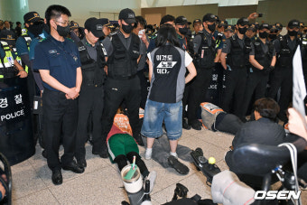 [사진]파리올림픽 한국선수단 본진 출국 앞에서 시위하는 장애인 단체